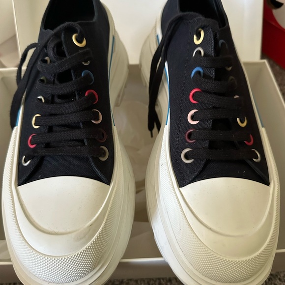 Alexander McQueen - Picture 3 of 6